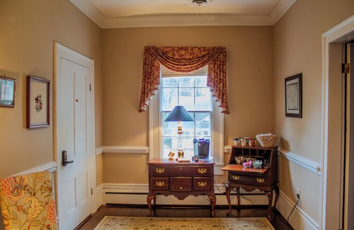 Clinton Apartment | The Camelia Room - Private studio w/Ensuite Bath in Historic Downtown Home