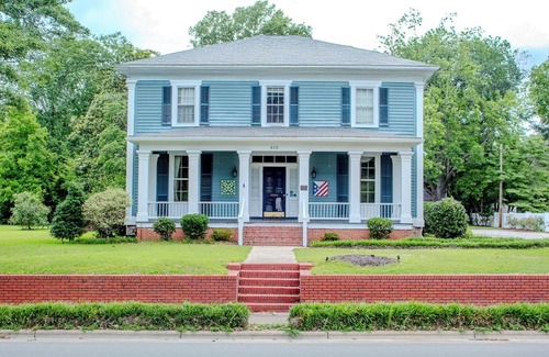 Clinton Apartment | The Camelia Room - Private studio w/Ensuite Bath in Historic Downtown Home
