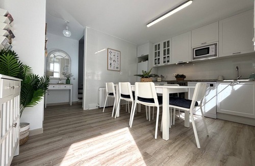 Somo Ski Chalet | THE CAMELLIAS SOMO. Ocean view! Only 5 min. walk from the beach.