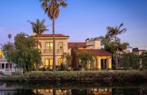 Venice Canals House | The Canal Escape - canal-front Italian villa