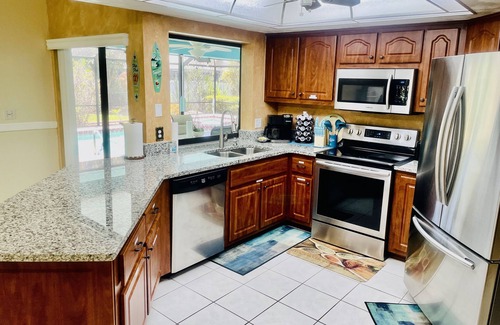 Fort Myers House | The Cape Coral’s Hideout! Electric Heated Pool!