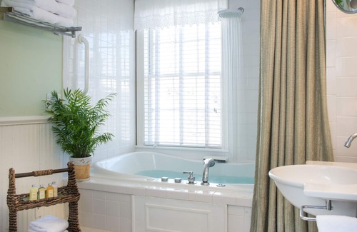 South Yarmouth Bed & Breakfast | The Captain Farris House B&B