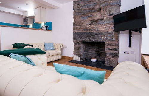 Borth-y-Gest Cottage | THE CAPTAIN'S BANK, pet friendly, with a garden in Porthmadog