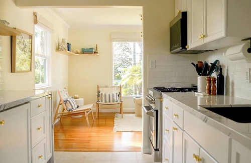 East Mesa Cottage | The Captain's Cottage on Shoreline Drive