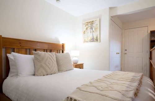 West Launceston House | The Captain: Views Over the City & Parking
