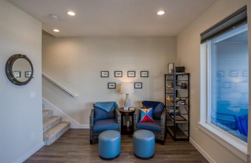 Depoe Bay House | The Captains Lookout Sleeps 6, Hot Tub, Pet Friendly, Ocean View