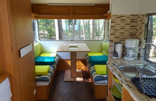Chateauneuf-sur-Isere House | The caravan and its drop of WATER