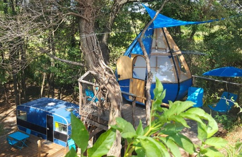 Chateauneuf-sur-Isere House | The caravan and its drop of WATER