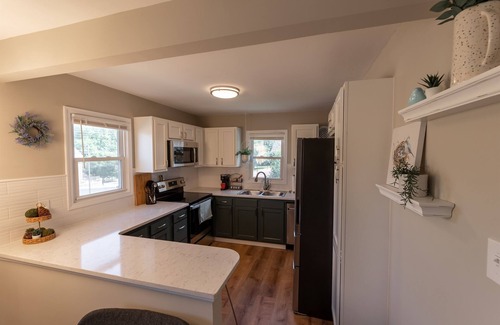 St. Charles Historic District House | The Cardinal Nest A Cozy Cottage on Historic Main Street; Pet Friendly