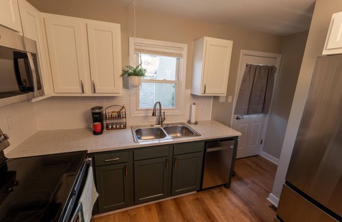 St. Charles Historic District House | The Cardinal Nest A Cozy Cottage on Historic Main Street; Pet Friendly