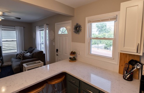 St. Charles Historic District House | The Cardinal Nest A Cozy Cottage on Historic Main Street; Pet Friendly