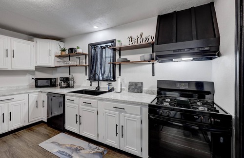 Webb City House | The Cardinal: The Downtown Dream Sleeps 13!