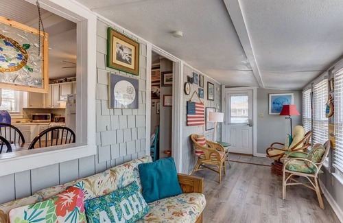 Nags Head Apartment | The Carriage House I (Upper) | 95 ft from the beach | Dog Friendly, Hot Tub | Nags Head