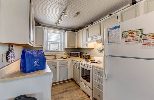 Nags Head Apartment | The Carriage House I (Upper) | 95 ft from the beach | Dog Friendly, Hot Tub | Nags Head