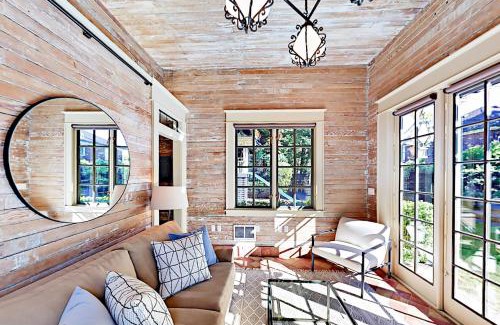 Queen Anne Hotel | The Carriage House
