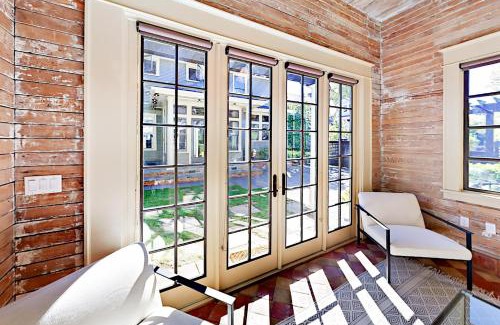 Queen Anne Hotel | The Carriage House