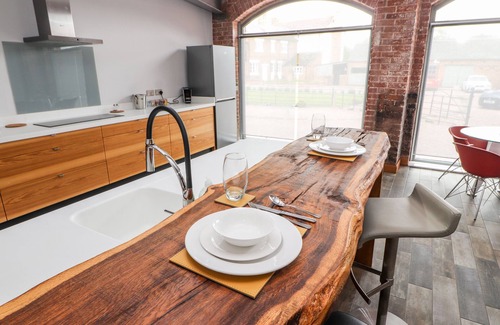 Wollerton House | THE CART HOUSE, pet friendly, character holiday cottage in Wem