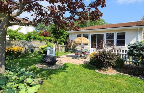 Kingsville House | The Cedar House. Minutes from the lake, wineries and golf. www.thecedarhouse.ca