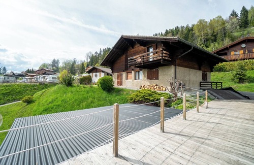 Barboleusaz Ski Chalet | The chalet is located approx. 150 m. from the departure of the Barboleuse gondola which will take yo