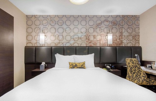 Orillia Hotel | The Champlain Waterfront Hotel, an Ascend Collection Hotel