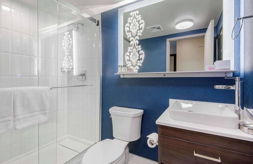 Orillia Hotel | The Champlain Waterfront Hotel, an Ascend Collection Hotel