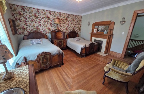 Manistee Bed & Breakfast | The Chandelier Bed & Breakfast "Deco Room"nSleeps four people!