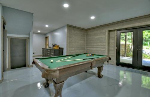 Blue Ridge House | The Chariot - Creek Front with HotTub, Fire Pits, Billiards, EV Charger - Sandalwood Stays