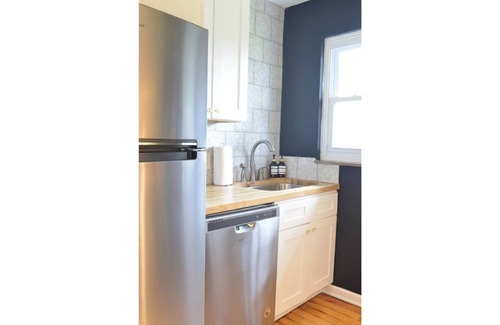 Grandview Heights Apartment | The Charleston Hot Tub Patio King Bed Fast WiFi Near OSU, Victorian Village