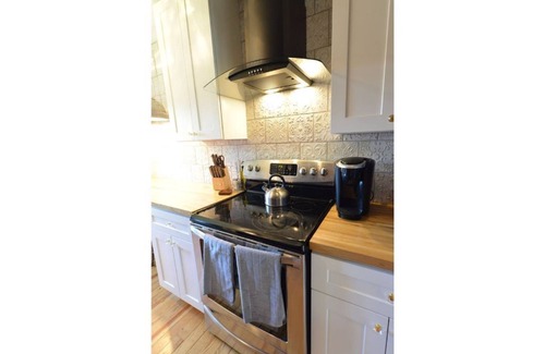 Grandview Heights Apartment | The Charleston Hot Tub Patio King Bed Fast WiFi Near OSU, Victorian Village