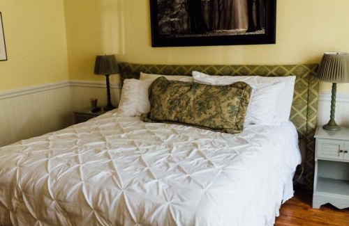 Hendersonville Bed & Breakfast | The Charleston Inn Hendersonville NC