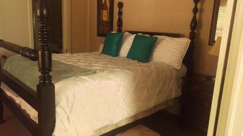 Hendersonville Bed & Breakfast | The Charleston Inn Hendersonville NC