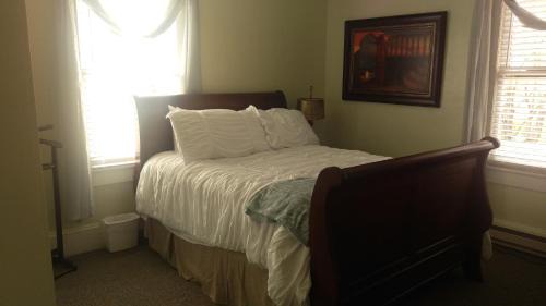 Hendersonville Bed & Breakfast | The Charleston Inn Hendersonville NC
