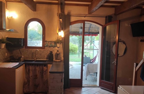 Velleron Cottage | the charm of a duplex, on the ground floor, and by the river