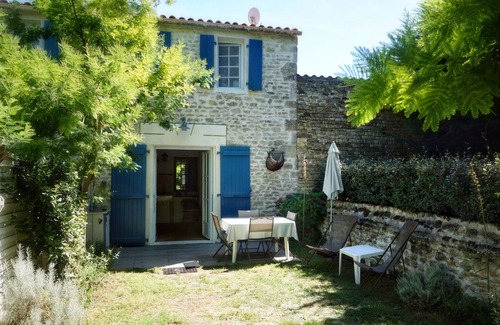 Le Chateau-d'Oleron House | The charm of stone, House and garden, 5 'from the ocean, with 2 bikes, Internet