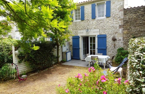 Le Chateau-d'Oleron House | The charm of stone, House and garden, 5 'from the ocean, with 2 bikes, Internet