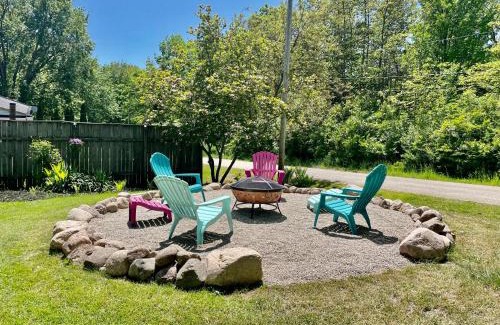 Glenn House | The charming Glenn Cottage! Walk to Lake Michigan!