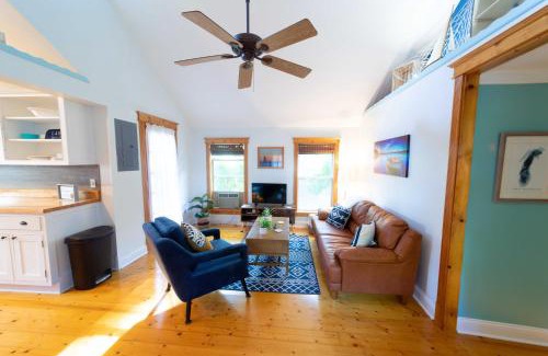 Glenn House | The charming Glenn Cottage! Walk to Lake Michigan!