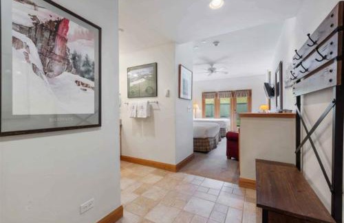 Beaver Creek Hotel | The Charter at Beaver Creek E015