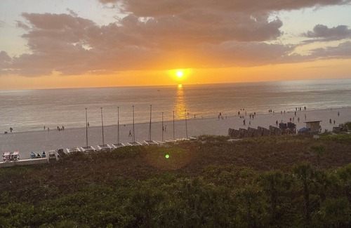 Marco Island Resort | The Charter Club of Marco Beach. A beachfront resort from Hilton G.V.