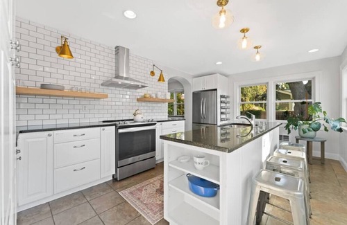 Chelan House | The Chelan Chateau 1 blk to lake/shops/food/wine/private sauna/media & game room