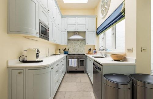 Brompton & Hans Town House | The Chelsea Abode - 4BDR Home with Terrace