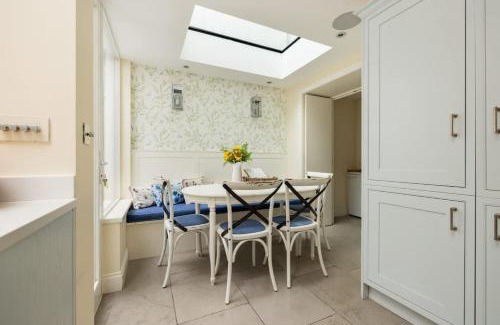 Brompton & Hans Town House | The Chelsea Abode - 4BDR Home with Terrace