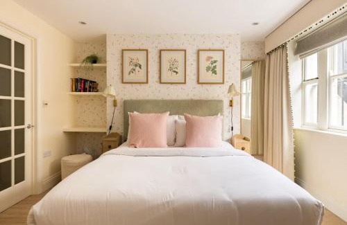 Brompton & Hans Town House | The Chelsea Abode - 4BDR Home with Terrace