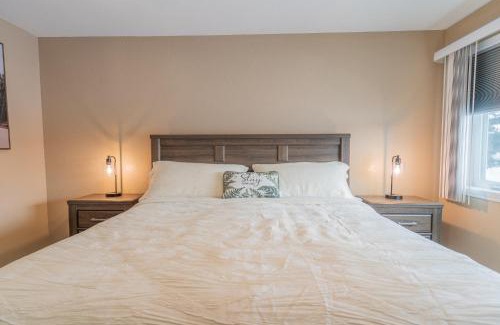 College House | The Chena River House South Suite