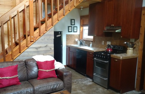 Brookings House | The Chetco River Inn Cottage-PRIVATE River Frontage, 36 acres-Relax, Swim, Fish