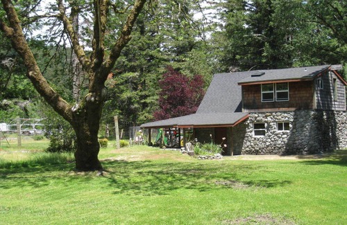 Brookings House | The Chetco River Inn Cottage-PRIVATE River Frontage, 36 acres-Relax, Swim, Fish