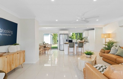 Bundall House | The Chill House - Heated Pool + Entertainment Area