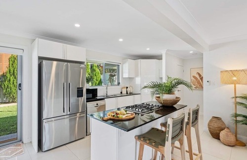 Bundall House | The Chill House - Heated Pool + Entertainment Area