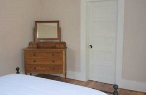 Columbia House | The Classic! Great Bellingham Location Near Shops, Breweries & Cafes