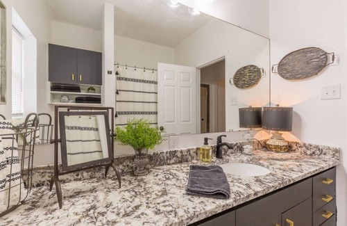 Sayles Blvd. Area House | The Classical - make your stay remarkable!